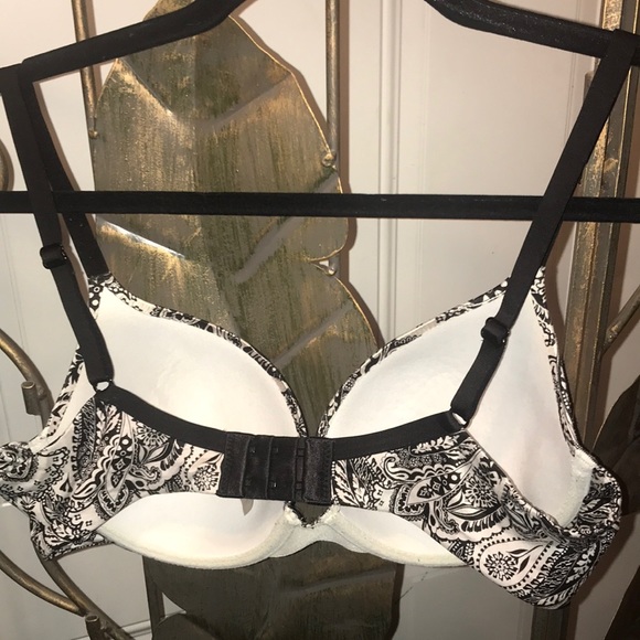 Victoria’s Secret bra 36C ❤️‎ - Picture 3 of 5